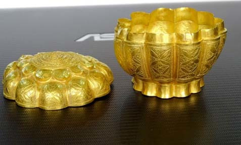 Có người cho rằng, thời Trần đã chôn giấu báu vật dưới lòng đất. Nhưng ý kiến khác cho rằng, người Tàu đã đào trộm các kho báu của nhà Trần rồi cất giấu dưới lòng đất. Hoặc, người Tàu đã đúc vàng hóa trang thành những vật dụng bình thường để vận chuyển về nước hồi thập kỷ 80. Song chiếc hộp vàng vô tình rơi lại và vị nhà sư đã có duyên lượm lại được.