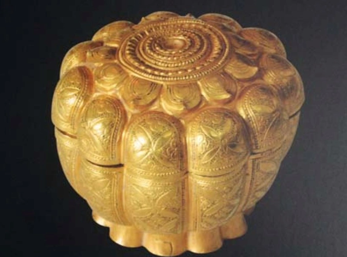 Chiếc hộp vàng ròng (Quảng Ninh): Được phát hiện vào năm 2012 ở Trại Lốc bởi nhà sư Thích Quảng Hiển dựa theo một giấc mơ lạ. Các chi tiết chạm khắc trên chiếc hộp có niên đại thời Trần này đều toát nên nét tinh tế, tài hoa.