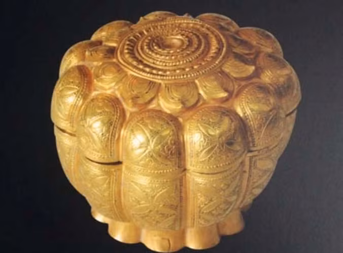 Chiếc hộp vàng ròng (Quảng Ninh): Được phát hiện vào năm 2012 ở Trại Lốc bởi nhà sư Thích Quảng Hiển dựa theo một giấc mơ lạ. Các chi tiết chạm khắc trên chiếc hộp có niên đại thời Trần này đều toát nên nét tinh tế, tài hoa.