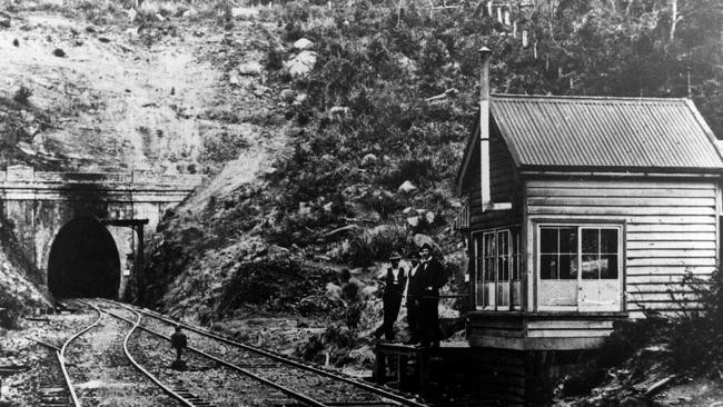 Đường hầm được khánh thành vào ngày 1/1/1889. Sau nhiều năm vận hành, khói và tro than tích tụ trong đường hầm quá nhiều khiến cho các nhân viên thông hành qua đây gặp nguy hiểm. Đến năm 1915, đường hầm này đã chính thức bị đóng cửa. Một đầu của nó đã bị bịt kín và đường hầm được sử dụng như một bể trữ nước. Trải qua nhiều năm bị bỏ hoang, nơi này dường như bị nuốt chửng bởi cây cối rậm rạp và đống đổ nát, khiến mọi người quên mất nó đã từng tồn tại. 