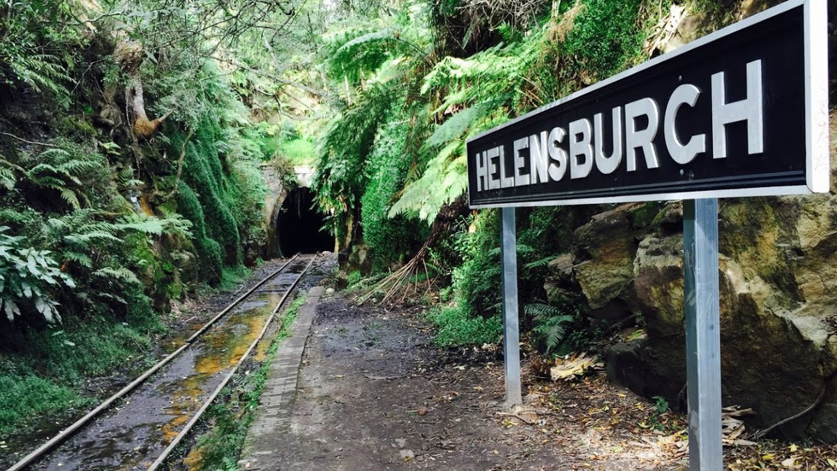  Đường hầm Helensburgh Glow Worm là một đường hầm đường sắt bị bỏ hoang ở Helensburgh, (bang New South Wales, Australia). Ban đầu, công trình này được gọi là đường hầm Metropolitan với lối đi ngầm dài 624 mét nhằm vận chuyển than từ mỏ Metropolitan Colliery ra vùng ngoại ô thị trấn Helensburgh, New South Wales, Australia. 