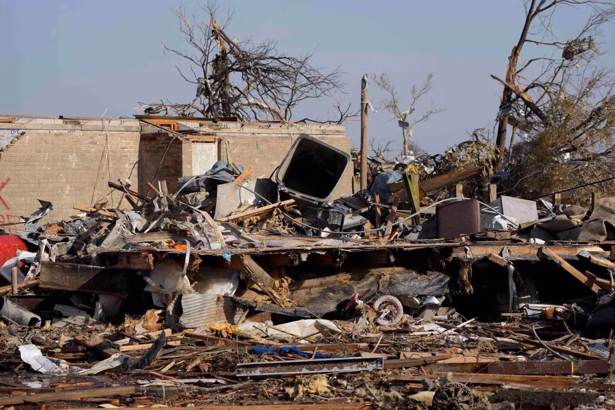 Gió mạnh đôi khi giết chết hoặc làm bị thương người bằng cách cuốn họ trên mặt đất hoặc thả họ từ độ cao nguy hiểm. Nhưng hầu hết nạn nhân lốc xoáy đều bị trúng mảnh vỡ bay - ngói lợp mái, kính vỡ, cửa ra vào, thanh kim loại.Ảnh: ABC News - The Walt Disney Company