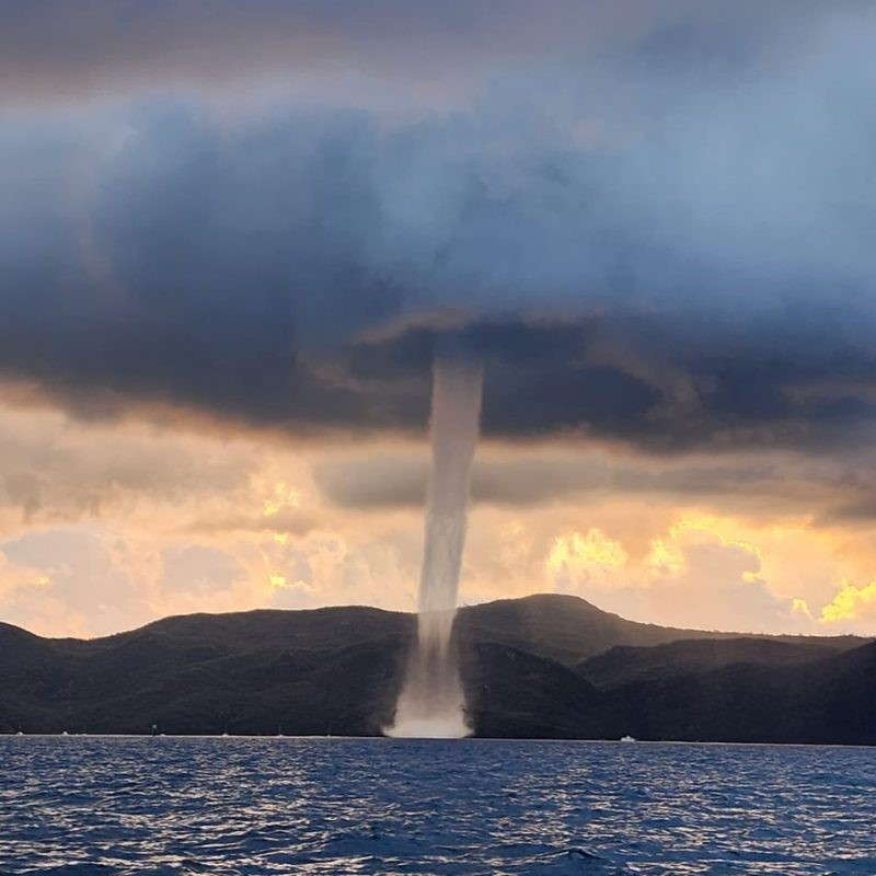 ng di chuyển vào đất liền và trở thành lốc xoáy. Ảnh:EarthSky