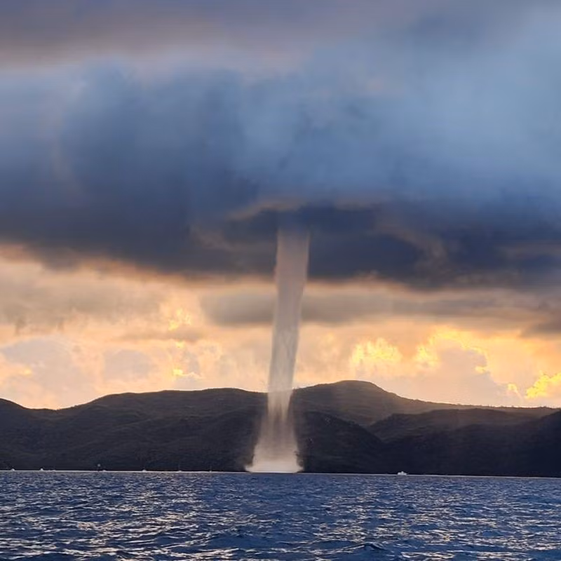 ng di chuyển vào đất liền và trở thành lốc xoáy. Ảnh:EarthSky