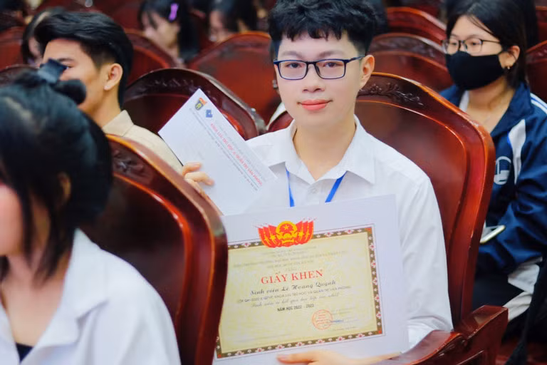 Hanh trinh 'chua lanh' cua nam sinh tung khoc uot goi vi bi bat nat-Hinh-3