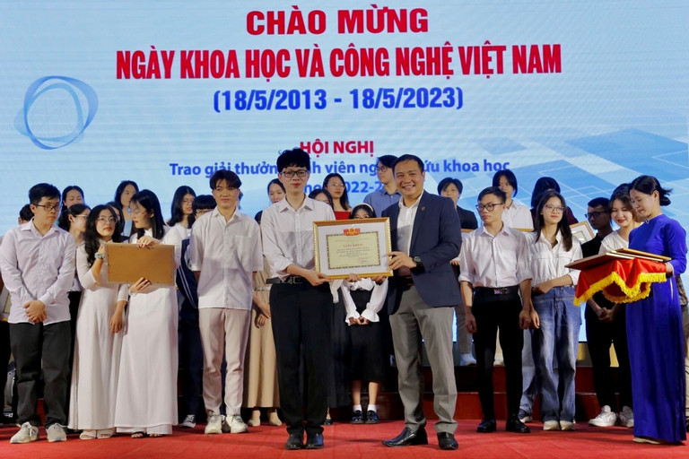 Hanh trinh 'chua lanh' cua nam sinh tung khoc uot goi vi bi bat nat-Hinh-2