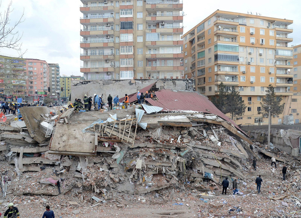 13.Trận động đất Thổ Nhĩ Kỳ-Syria năm 2023:Vào rạng sáng ngày 6 tháng 2 năm 2023, một trận động đất mạnh 7,8 độ richter đã xảy ra ở miền trung nam Thổ Nhĩ Kỳ gần thị trấn Gaziantep. Đây là trận động đất mạnh nhất tấn công Thổ Nhĩ Kỳ kể từ năm 1939 và gây thiệt hại nặng nề. Hơn 50.000 người được xác nhận đã chết ở Thổ Nhĩ Kỳ và Syria, hơn 1,9 triệu người phải sơ tán trong tháng sau trận động đất, kéo theo đó là một loạt dư chấn mạnh. Chỉ riêng ở Thổ Nhĩ Kỳ đã có hơn 173.000 tòa nhà bị sập hoặc hư hại. Ảnh:Britannica