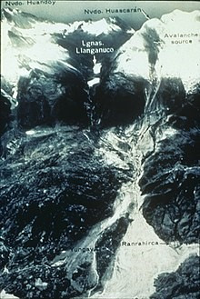 7.Trận tuyết lở Huascaran năm 1970: Vào ngày 31 tháng 5 năm 1970, một trận động đất mạnh 7,9 độ richter đã gây ra một vụ lở đất nguy hiểm ở Peru. Trận động đất xảy ra cách Núi Huascarán, ngọn núi cao nhất Peru khoảng 35 km. Sức mạnh của trận động đất đã gây ra lở đất lớn chôn vùi các thị trấn xung quanh, đặc biệt là Yungay và Ranrahirca. Theo Cơ quan Khảo sát Địa chất Hoa Kỳ, tổng cộng có 70.000 người thiệt mạng.Ảnh:Wikipedia
