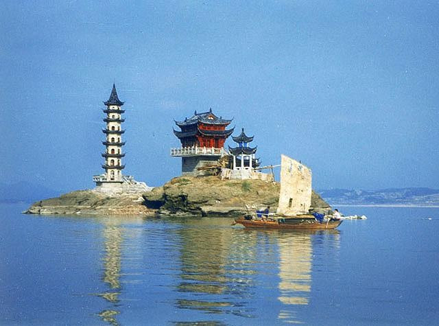 Vùng nước nguy hiểm nằm ở phía bắc hồ Phàn Dương và thuộc huyện Đô Xương, tỉnh Giang Tây. Một ngôi đền có tên Lão Gia nằm ở bờ phía bắc của hồ. Vì thế người dân địa phương lấy tên đền để gọi vùng nước gần đó.