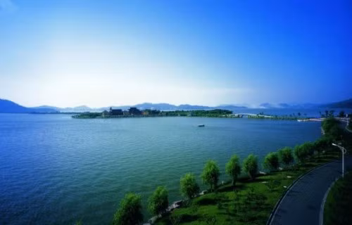 Nhiều giả thiết đặt ra cho hiện tượng này như các xoáy lạ, lỗ đen trên mặt đất, năng lực siêu nhiên hoặc người ngoài hành tinh.