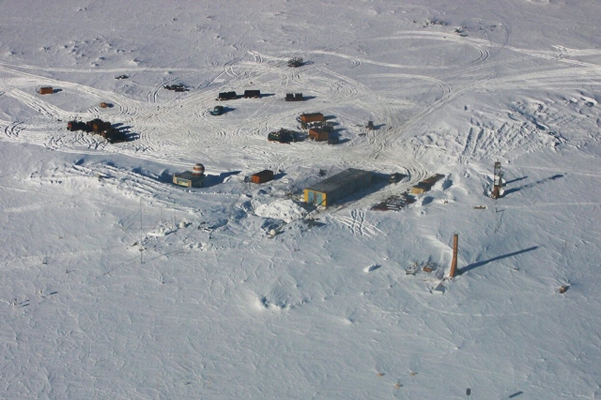 Trạm này được Liên Xô thành lập vào năm 1957 và là địa điểm nghiên cứu hấp dẫn. Ngoài lõi băng và từ trường, các nhà khoa học đã thâm nhập vào Hồ Vostok, một hồ nước ngầm khổng lồ ẩn dưới lớp băng. Ở đó, họ phát hiện ra một hệ sinh thái vi khuẩn và sinh vật đa bào trước đây bị cắt đứt khỏi phần còn lại của thế giới. Ảnh:Meduza