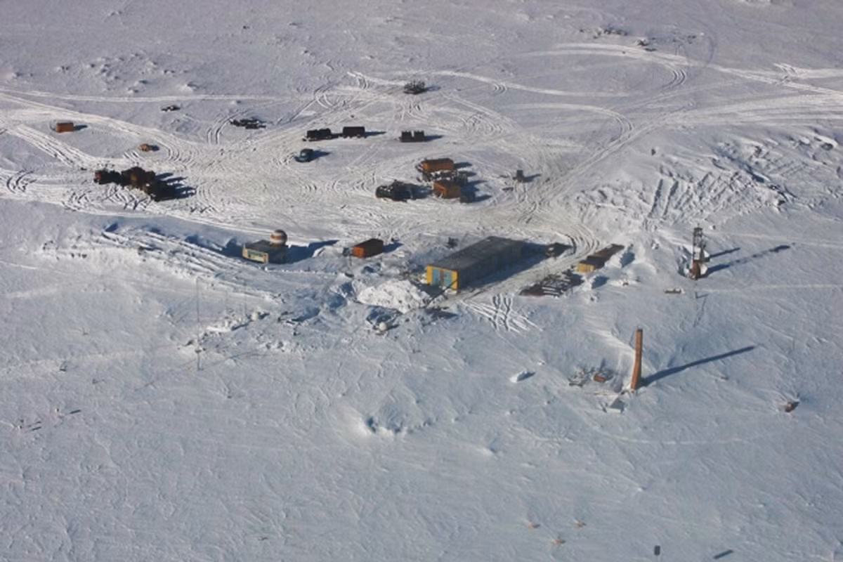 Trạm này được Liên Xô thành lập vào năm 1957 và là địa điểm nghiên cứu hấp dẫn. Ngoài lõi băng và từ trường, các nhà khoa học đã thâm nhập vào Hồ Vostok, một hồ nước ngầm khổng lồ ẩn dưới lớp băng. Ở đó, họ phát hiện ra một hệ sinh thái vi khuẩn và sinh vật đa bào trước đây bị cắt đứt khỏi phần còn lại của thế giới. Ảnh:Meduza