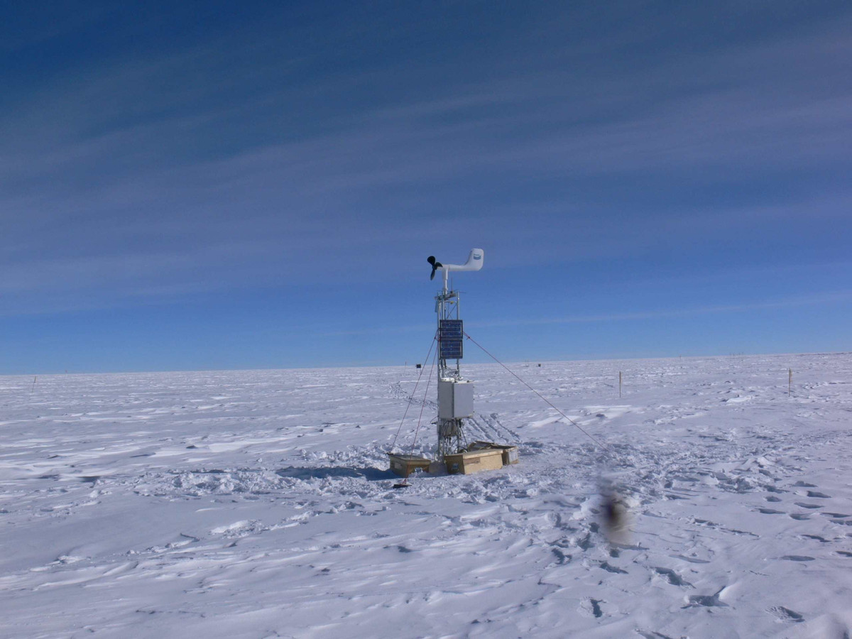 1. Dome Fuji, Nam Cực: -93,2°C. Sa mạc khô cằn, lạnh lẽo này được tuyên bố là nơi lạnh nhất trên Trái đất, phá vỡ kỷ lục trước đó tại trạm Vostok đã tồn tại từ năm 1983. Mặc dù nhiệt độ ở đây hiếm khi vượt quá -30°C, nhưng con người đã tìm ra cách sinh sống và làm việc trong khu vực này. Ảnh:AMRC / AWS