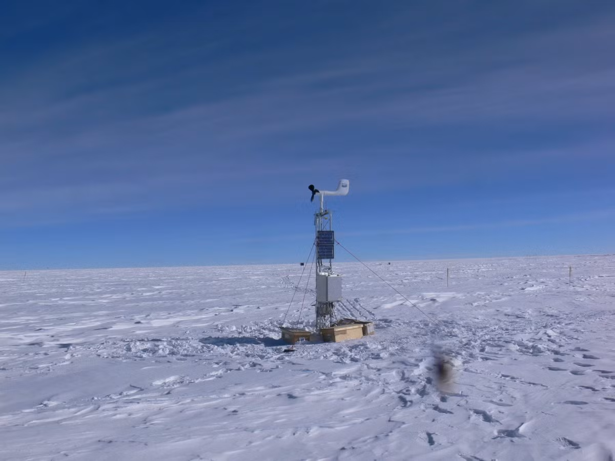 1. Dome Fuji, Nam Cực: -93,2°C. Sa mạc khô cằn, lạnh lẽo này được tuyên bố là nơi lạnh nhất trên Trái đất, phá vỡ kỷ lục trước đó tại trạm Vostok đã tồn tại từ năm 1983. Mặc dù nhiệt độ ở đây hiếm khi vượt quá -30°C, nhưng con người đã tìm ra cách sinh sống và làm việc trong khu vực này. Ảnh:AMRC / AWS