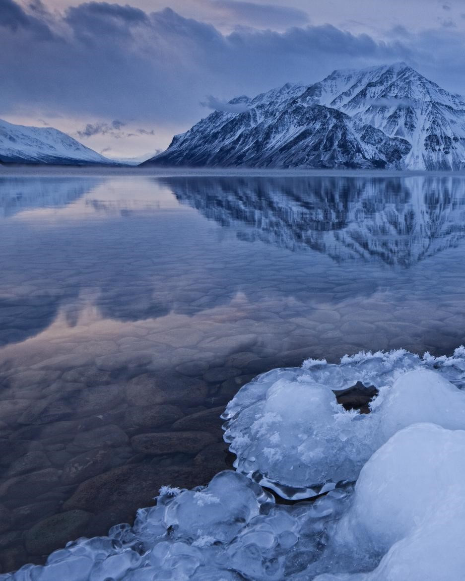 Cái lạnh khắc nghiệt đến mức hơi thở của người dân địa phương đóng băng giữa không trung khi họ thở ra và rơi xuống đất như một lớp bụi trắng. Lạ hơn nữa, họ phát hiện ra rằng âm thanh được truyền đi xa hơn nhiều trong không khí lạnh đặc, với giọng nói được nghe thấy cách nguồn phát của chúng vài dặm.Ảnh:Travel Yukon 