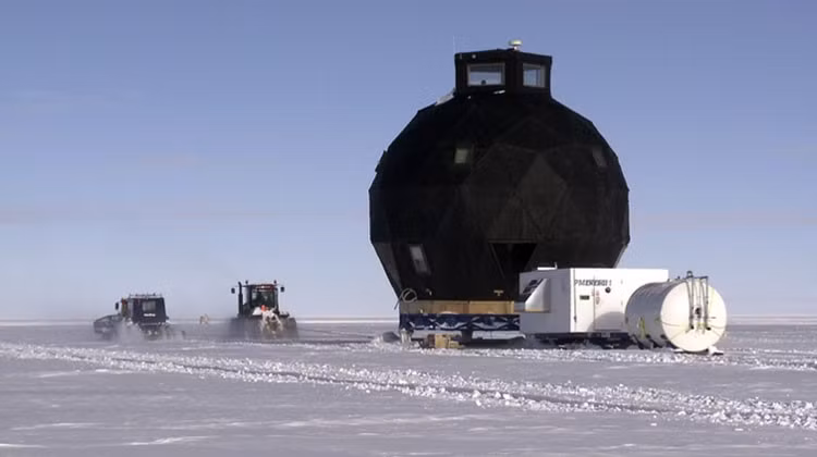 Việc thiết lập các trạm thời tiết trong điều kiện khí hậu khắc nghiệt này đòi hỏi các nhà khoa học gan dạ phải băng qua địa hình bằng xe trượt tuyết.Tuy nhiên, điều đó rất đáng giá. Các trạm này đã ghi lại một số điều kiện thời tiết khắc nghiệt nhất ở bán cầu bắc.Trạm nghiên cứu Klinck nằm gần điểm cao nhất trên tảng băng, tiếp xúc với khí hậu lục địa khô và lạnh khắc nghiệt nhất.Ảnh:Phys.org