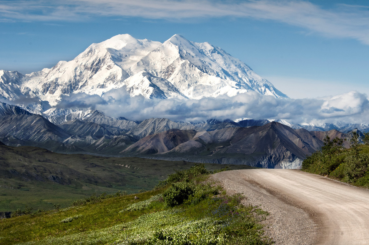 5. Denali, Alaska: -73,8°C. Đỉnh núi cao nhất ở Bắc Mỹ là một khung cảnh ngoạn mục, hùng vĩ, cao hơn 6.000m so với mực nước biển. Đây cũng là thiên đường của những người leo núi. Từng được gọi là Núi McKinley, chính phủ Hoa Kỳ đã đổi tên chính thức của nó thành Denali - tên được người Koyukon sử dụng, những người sinh sống ở khu vực xung quanh ngọn núi. Ảnh:Wikipedia