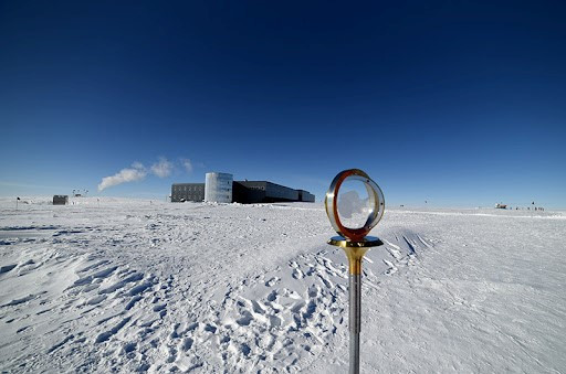 Trạm đã có người ở thường xuyên kể từ khi Hoa Kỳ xây dựng căn cứ đầu tiên tại đây vào năm 1956 và hiện nay dân số trung bình là khoảng 150 người (giảm xuống còn một nhóm nhỏ vào mùa đông). Các nhà khoa học tại trạm làm mọi thứ, từ y sinh học cho đến quan sát nền vi sóng vũ trụ bằng Kính viễn vọng Nam Cực. Ảnh:Amy Lowitz