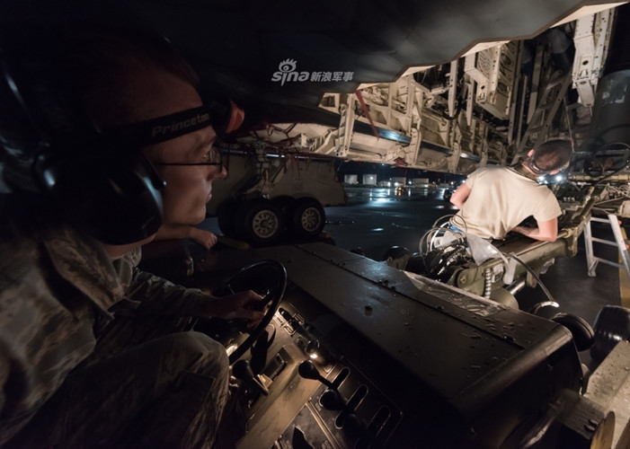 Trên B-21 sẽ được trang bị cả tên lửa hành trình hạt nhân tầm xa (LRSO) thế hệ mới nhất và bom hạt nhân hiệu chỉnh B61-12. Sự kết hợp hai loại vũ khí này cho phép chiếc máy bay ném bom có khả năng vô hiệu hóa các hệ thống phòng thủ của đối phương.