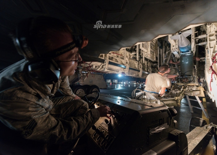 Ngoài ra, chúng còn được trang bị vũ khí phi hạt nhân, chúng được trang bị các tên lửa hành trình JASSM-ER và bom GBU-31 dẫn đường nhờ GPS. B-21 Raider có thể thực hiện nhiệm vụ bằng siêu bom hiệu chỉnh GBU-57, có khả năng phá hủy các tầng bê tông cốt thép ở độ sâu 19 m và mặt đất 61m.