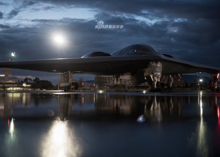 Không quân Mỹ dự định sẽ lắp đặt bệ phóng bao gồm các ống phóng tên lửa loại xoay tròn (Advanced Applications Rotary Launcher-AARL). AARL có khả năng chứa 8 tên lửa hành trình. Tổng cộng trong khoang chứa bom sẽ được lắp đặt 2 bệ phóng loại này.