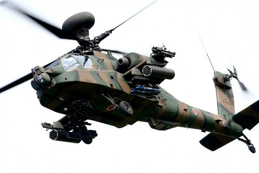 AH-64E được trang bị 2 động cơ turboshaft T700-GE-701D công suất 2.000 mã lực/chiếc. Nhờ công suất này AH-64 có tốc độ tối đa đạt 320km/h, tốc độ hành trình 265km/h.