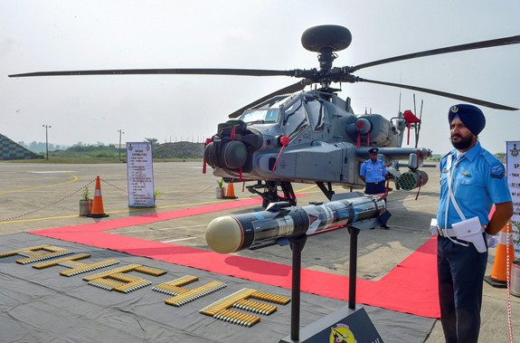 AH-64E có 2 cánh phụ hai bên hông với 2 điểm treo mỗi cánh có thể mang theo 16 tên lửa chống tăng AGM-114 Hellfire, giá phóng rocket không điều khiển Hydra 70mm, tên lửa không đối không tầm thấp AIM-92 Stinger.