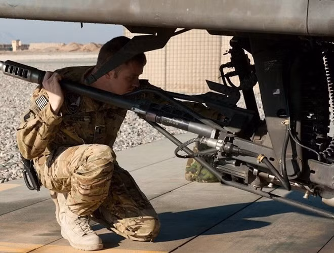 Dưới bụng trực thăng được trang bị một pháo tự động M230 30mm với cơ số 1.200 viên đạn.