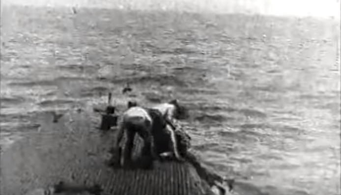 Đoạn video hiếm hoi trên tàu ngầm USS Finback ghi lại cảnh tượng những thuỷ thủ đoàn trên tàu đang cố hết sức đưa George H.W. Bush lên tàu trong tình trạng tàu không có thang còn sóng biển đang đánh dữ dội. Nguồn ảnh: BI.