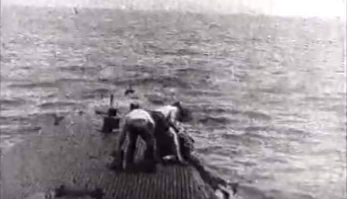 Đoạn video hiếm hoi trên tàu ngầm USS Finback ghi lại cảnh tượng những thuỷ thủ đoàn trên tàu đang cố hết sức đưa George H.W. Bush lên tàu trong tình trạng tàu không có thang còn sóng biển đang đánh dữ dội. Nguồn ảnh: BI.