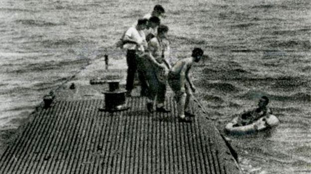 Ngày 2/4/1944 ngoài khơi đảo Chichi Jima, Thái Bình Dương, tàu ngầm USS Finback thuộc lớp Gato của Hải quân Mỹ đã vớt được một phi công. Đó chính là George H.W. Bush - người sau này trở thành Tổng thống Mỹ nhưng lúc đó vẫn chỉ là một cậu thanh niên 21 tuổi mang hàm thiếu uý. Nguồn ảnh: BI.