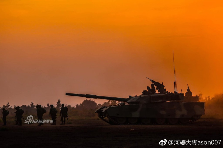 Lựu đạn nhiệt nhôm sẽ vừa làm nóng chảy các linh kiện trong xe, vừa làm nóng chảy đạn pháo và sẽ dẫn tới kích nổ toàn bộ xe. Dù gì thì lựu đạn nhiệt nhôm vẫn an toàn hơn nút tự huỷ vì ít ra nó cũng khó có thể bị "bấm nhầm". Nguồn ảnh: Sina.