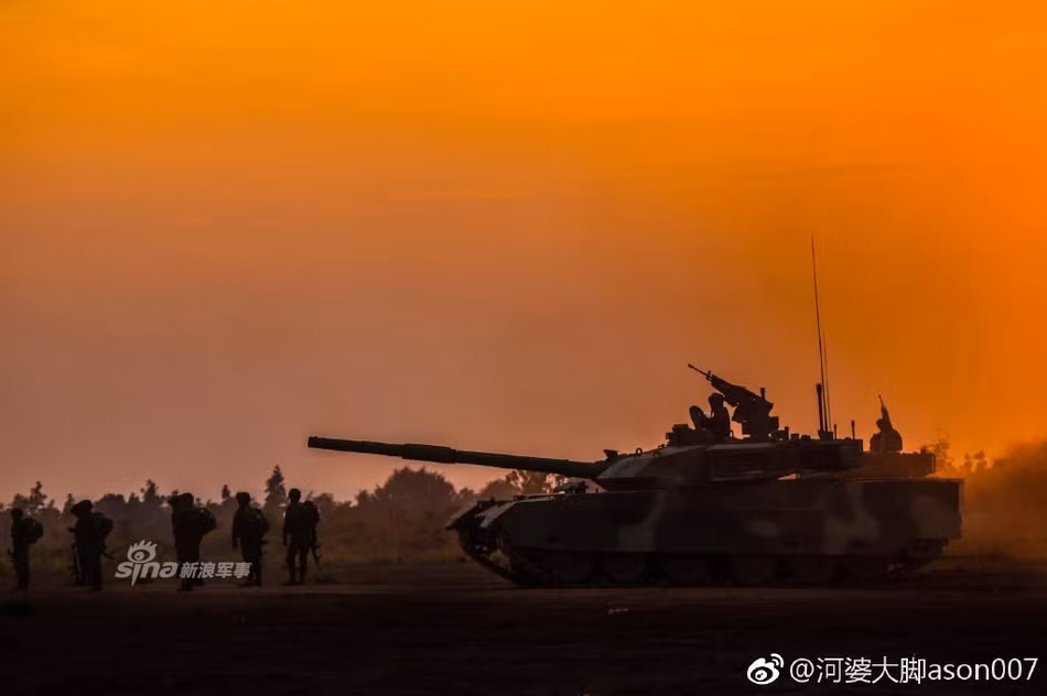 Lựu đạn nhiệt nhôm sẽ vừa làm nóng chảy các linh kiện trong xe, vừa làm nóng chảy đạn pháo và sẽ dẫn tới kích nổ toàn bộ xe. Dù gì thì lựu đạn nhiệt nhôm vẫn an toàn hơn nút tự huỷ vì ít ra nó cũng khó có thể bị "bấm nhầm". Nguồn ảnh: Sina.