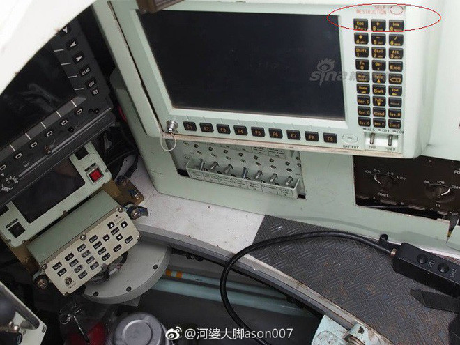 Nút bấm này được đặt ở vị trí ngồi của xa trưởng (khoanh tròn đỏ) và được bố trí khá lộ liễu, không hề có nắm đậy hay chốt để tránh trường hợp chỉ huy trong xe... bấm nhầm. Tuy nhiên quân đội Thái Lan không giải thích gì thêm về cơ chế cũng như nút bấm này. Nguồn ảnh: Sina.