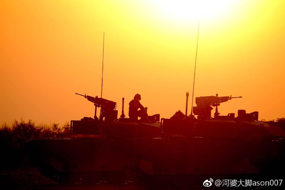 Trong lịch sử, cũng ít có loại xe tăng nào được trang bị nút bấm tự huỷ kiểu như thế này. Thông thường nếu muốn giữ bí mật về một loại xe tăng mới, kíp chiến đấu sẽ được phát cho vài quả lựu đạn nhiệt nhôm để quăng vào trong xe sau khi rút lui ra ngoài. Nguồn ảnh: Sina.