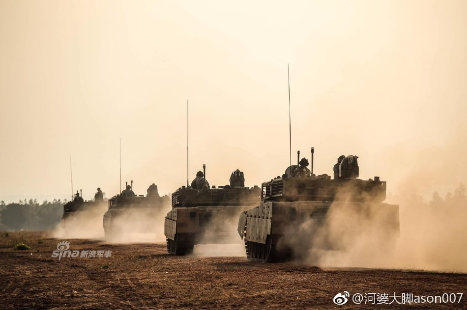 Một trong những điểm lạ lùng nhất của VT4 trong biên chế Quân đội Thái Lan đó là nó được trang bị nút "tự huỷ". Hiểu theo đúng nghĩa, đây là nút bấm sẽ khiến chiếc xe tăng VT4 "nổ tung" một cách có chủ ý của kíp chiến đấu. Nguồn ảnh: Sina.