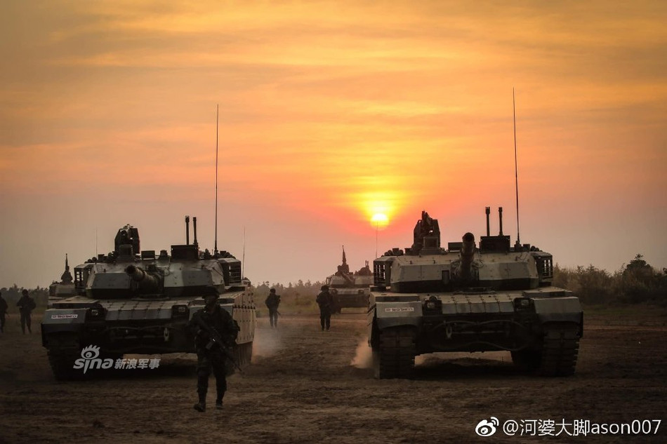 Giới truyền thông quốc tế cũng đặt ra khá nhiều nghi ngờ về nút "tự huỷ" được đặt ở vị trí lộ liễu và dễ bấm này. Nhiều khả năng đây là nút tự huỷ của một loại hoả lực nào đó hoặc được sử dụng với mục đích khác chứ không phải "bấm nút nổ xe" như cách nghĩ thông thường. Nguồn ảnh: Sina.