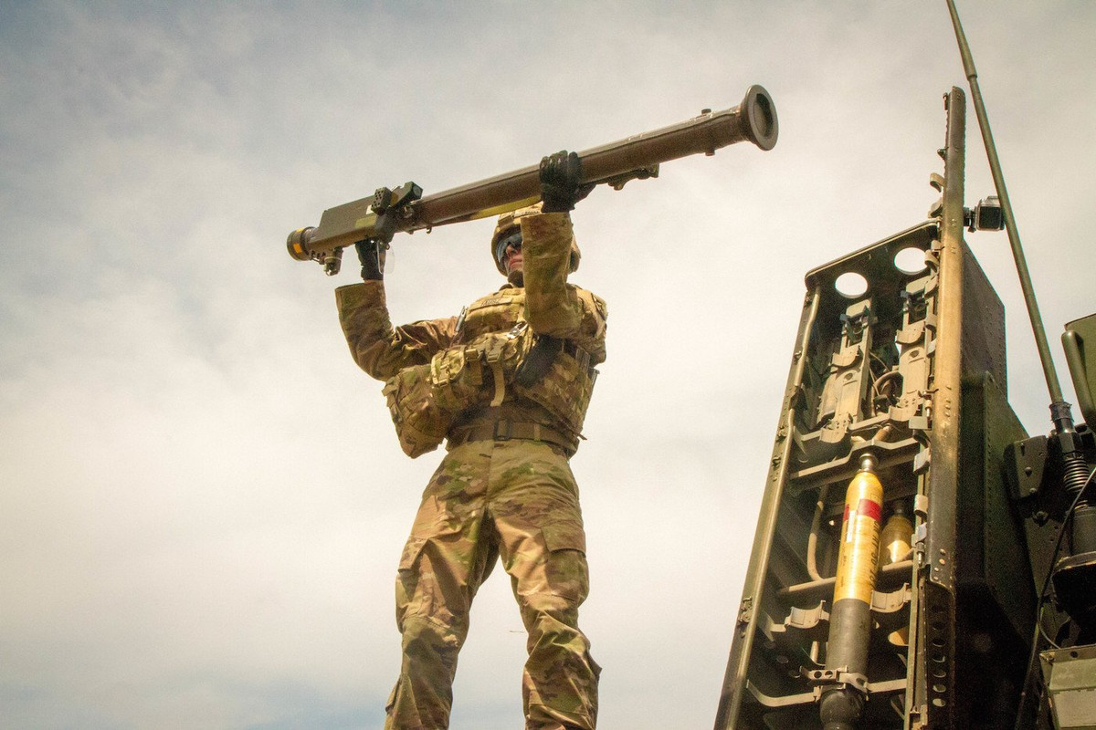 Với lực lượng bộ binh Mỹ, loại vũ khí phòng không vác vai Stinger được coi là một trong những vũ khí phòng không nguy hiểm nhất. Với loại vũ khí này, người lính có thể làm chủ được vùng trời ở tầm thấp và càng có nhiều tên lửa Stinger được sử dụng cùng lúc, lưới phòng không sẽ càng dày đặc. Nguồn ảnh: Bi.