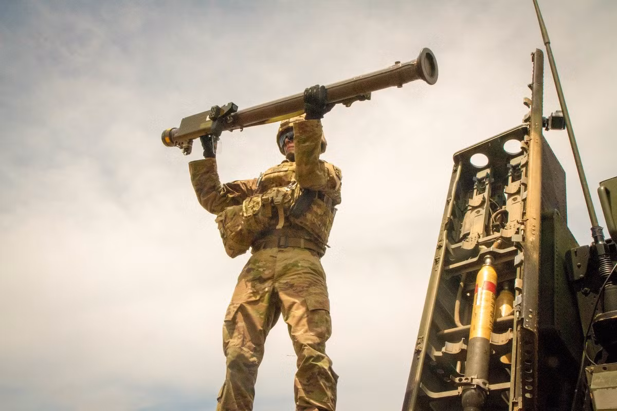 Với lực lượng bộ binh Mỹ, loại vũ khí phòng không vác vai Stinger được coi là một trong những vũ khí phòng không nguy hiểm nhất. Với loại vũ khí này, người lính có thể làm chủ được vùng trời ở tầm thấp và càng có nhiều tên lửa Stinger được sử dụng cùng lúc, lưới phòng không sẽ càng dày đặc. Nguồn ảnh: Bi.