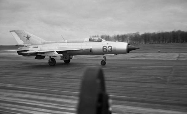 Sau khi cung cấp những tín hiệu cảnh báo nhưng không nhận được hồi đáp, tiêm kích MiG-21 được điều khiển bởi Đại uý Gennady N. Eliseev nhận lệnh bắn hạ chiếc RF-4C này. Tuy nhiên, cả hai tên lửa K-13 mà chiếc MiG-21 phóng ra đều trượt mục tiêu. Nguồn ảnh: Iuonl.