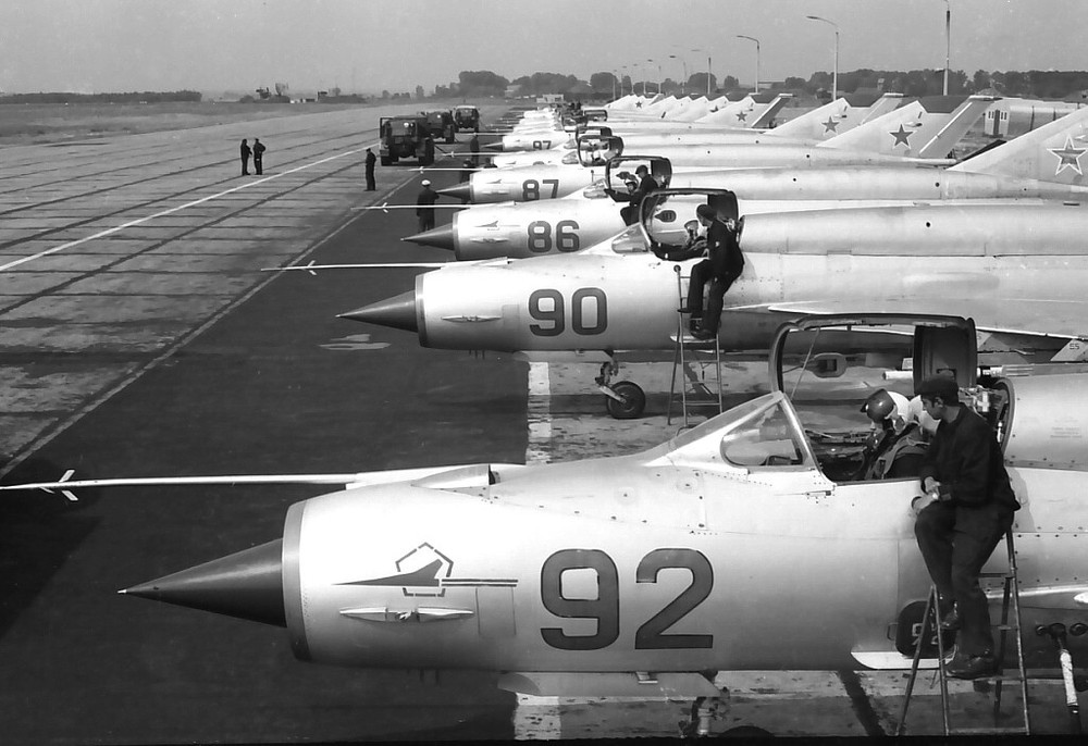 Ngay lập tức, chiếc MiG-21 áp sát RF-4C ở khoảng cách vừa đủ để khai hoả khẩu pháo của mình. Tuy nhiên khẩu pháo đã bị kẹt ngay từ viên đầu tiên. Khi báo cáo tình hình cho mặt đất, Gennady N. Eliseev vẫn nhận được lệnh phải hạ chiếc chiến đấu cơ đối phương xuống đất bằng mọi giá. Nguồn ảnh: Photoarchive.