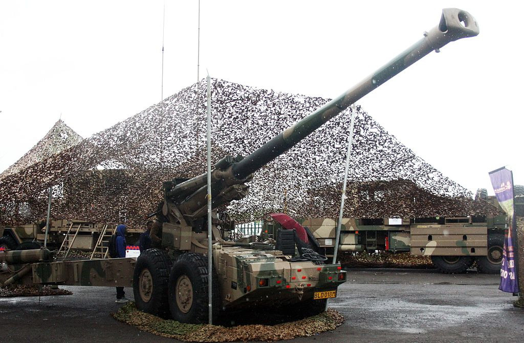 Tiếp theo phải kể đến loại mẫu pháo kéo Denel G5 có cỡ nòng 155mm do Nam Phi sản xuất. Hiện tỏng biên chế của Lục quân Malaysia có tổng cộng 28 khẩu pháo loại này. Nguồn ảnh: Militaryacc.