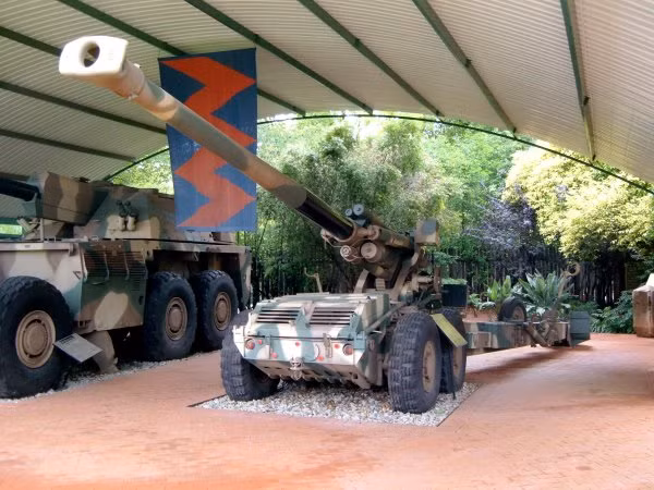 Đây là một loại pháo có thiết kế cực kỳ sáng tạo, nó có được khả năng cơ động tương đối tốt với hệ thống bánh truyền động được thiết kế cân bằng. Ngoài ra, tầm bắn của khẩu pháo này cũng khá hiệu quả. Nguồn ảnh: Militaryacc.