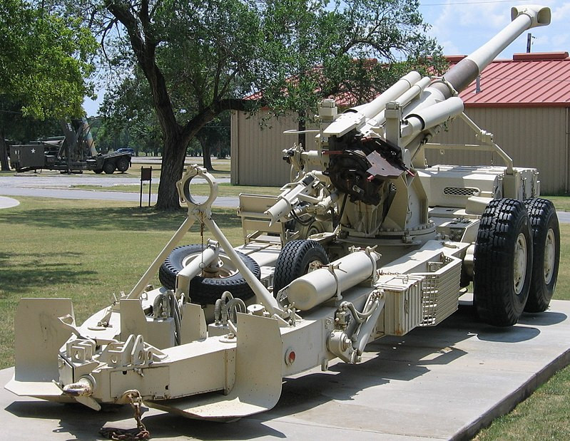 Dù sử dụng cỡ nòng lên tới 155mm, khẩu pháo lựu G5 này vẫn có tầm bắn tối thiểu tới 30km khi sử dụng loại đạn thông thường và xa nhất lên tới 50 km khi sử dụng đạn tăng tầm. Tốc độ bắn của G-5 vào khoảng 3 viên mỗi phúc và sơ tốc đầu nòng của viên đạn đạt 897 mét/giây. Nguồn ảnh: Vanced.