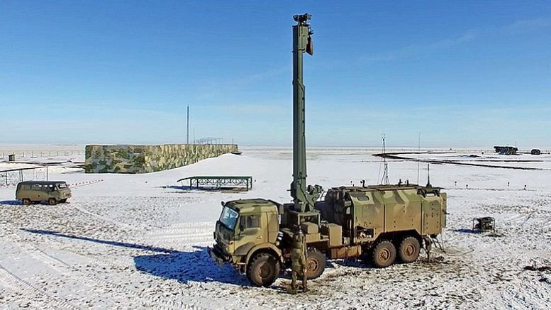 Khi hoạt động, các hệ thống cảm biến này (tổng cộng 6 hệ thống, đặt rải rác xung quanh hệ thống chính) sẽ phát hiện sóng âm truyền qua mặt đất của đầu đạn. Dựa vào các rung chấn mà các cảm biến nhận được, máy tính hệ thống chính sẽ tính ra được hướng bay, khoảng cách và loại vũ khí mà đối phương sử dụng. Nguồn ảnh: Tube.