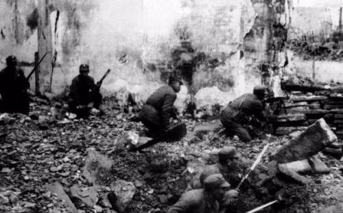 Trong trận chiến này, quân đội của Quốc dân Đảng có tổng cộng 240.000 quân với khoảng 30 sư đoàn tổng cộng. Phía Nhật chỉ huy động một quân đoàn duy nhất với quân số vào khoảng 100.000 quân cùng 12 tàu chiến, 100 máy bay và khoảng 100 tàu cao tốc. Nguồn ảnh: Weibo.