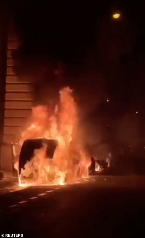 Phe Ao vang bieu tinh, dot pha, thap Eiffel chim trong khoi den-Hinh-3