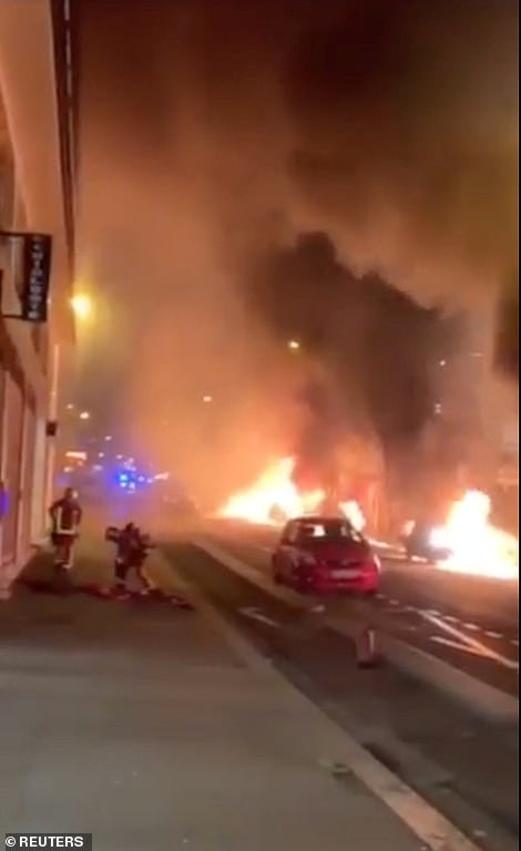 Phe Ao vang bieu tinh, dot pha, thap Eiffel chim trong khoi den-Hinh-4