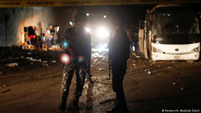 Truyền thông địa phương tỏ ra khá hoang mang sau vụ việc vì đây là lần đầu tiên kể từ năm 2015 Ai Cập xảy ra khủng bố nhắm vào dân thường. Nguồn ảnh: Reuters.