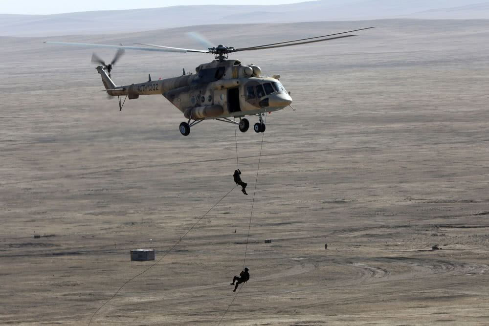 Trực thăng Mi-17 đổ quân. Nguồn ảnh: Oikon.